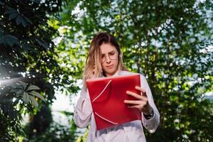 jong vrouw agrarisch ingenieur werken in serre. foto