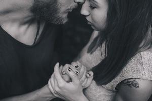 Mens en vrouw in natuur foto