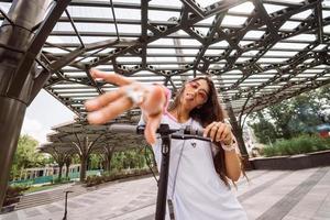 jong mooi vrouw plagen en tonen tong Bij camera in park foto