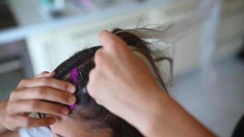 werkwijze van vlechten. meester weeft vlechtjes Aan hoofd in een schoonheid salon, dichtbij omhoog foto