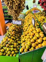 geel citrus fruit in supermarkt foto