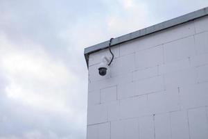 video camera Aan hoek van gebouw. video toezicht systeem. veiligheid camera. uitrusting voor het schieten straat. foto