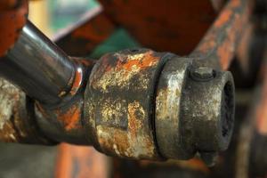 hydraulisch houder. trekker onderdelen. zwaar machinerie omhoog dichtbij. oranje apparatuur. foto