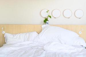 wit beddengoed met fabriek decoratie in minimaal hotel kamer foto