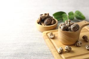Gesloten omhoog van droog shiitake champignons Aan snijdend bord foto
