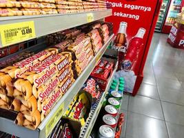 soerakarta - Indonesië, 2022 fotografie van zilverkoningin chocola Bij chocola sectie in de supermarkt. selectief focussen foto