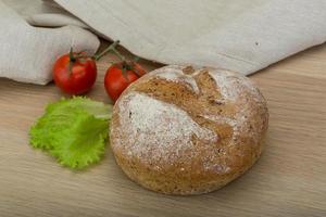 brood op houten achtergrond foto