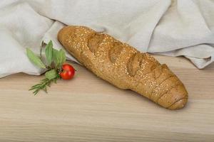 ontbijtgranen brood Aan houten achtergrond foto