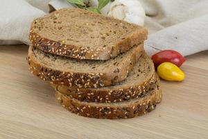 ontbijtgranen brood Aan houten achtergrond foto