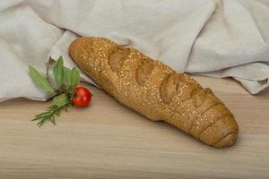 ontbijtgranen brood Aan houten achtergrond foto