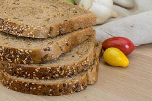 ontbijtgranen brood Aan houten achtergrond foto