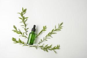 cbd haar- natuurlijk olie of serum staand Aan de wit achtergrond foto