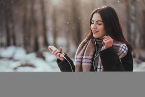 vrouw luisteren muziek- met haar mobiel telefoon foto