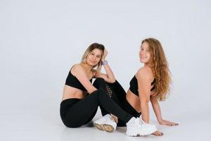 twee jong Dames poseren over- wit achtergrond. foto