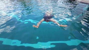 vrouw zwemt onderwater. meisje gedoken in de water - zwembad. foto