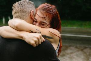 mooi paar knuffelen in de regen foto