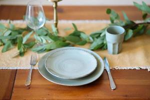 tafel geserveerd voor diner, dichtbij omhoog visie foto