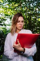 jong vrouw agrarisch ingenieur werken in serre. foto