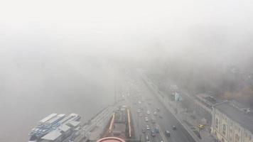 een stad gedekt in mist. stad verkeer, antenne visie foto