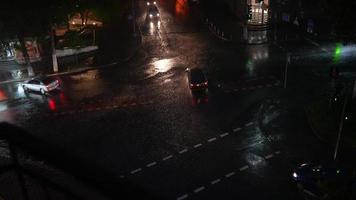 kiev, Oekraïne - juni 1, 2021 straten van kiev Bij nacht tijd. zwaar regen buitenshuis foto