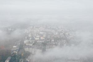 antenne visie van de stad in de mist foto