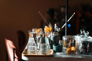 vier glas cups Aan de bar teller met portie accessoires. foto