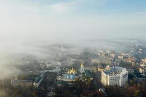 antenne visie van de stad in de mist foto