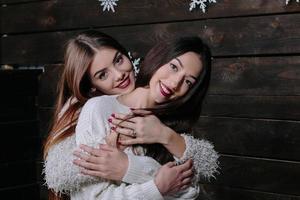 twee mooie meisjes met kerstmis foto