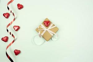 een flatlay van een geschenk doos en snoepgoed in de het formulier van de harten voor valentijnsdag dag foto