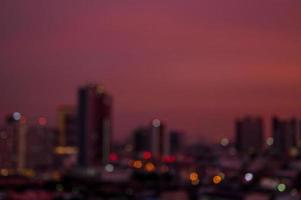 zonsondergang Doorzichtig lucht achtergrond voordat nacht over- de bokeh licht van de stad foto