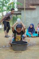 magetan, Indonesië. augustus 17, 2022. Indonesisch kinderen zijn gelukkig naar vieren Indonesië's onafhankelijkheid dag door deelnemen in een wedstrijd. foto