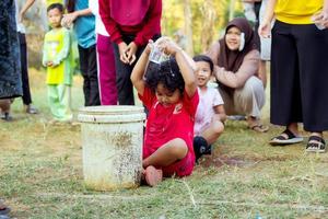 magetan, Indonesië. augustus 17, 2022. Indonesisch kinderen zijn gelukkig naar vieren Indonesië's onafhankelijkheid dag door deelnemen in een wedstrijd. foto