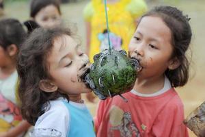 magetan, Indonesië. augustus 17, 2022. Indonesisch kinderen zijn gelukkig naar vieren Indonesië's onafhankelijkheid dag door deelnemen in een wedstrijd. foto
