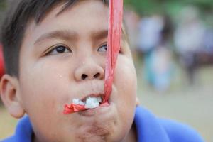 magetan, Indonesië. augustus 17, 2022. Indonesisch kinderen zijn gelukkig naar vieren Indonesië's onafhankelijkheid dag door deelnemen in een wedstrijd. foto