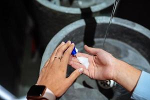 Mens het wassen handen naar beschermen tegen de coronavirus foto