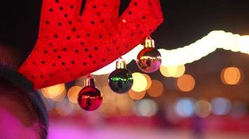 mensen genieten ijs het schaatsen in de straat in de omgeving van Kerstmis boom in baan. foto