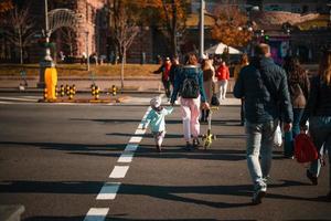 veel van mensen kruispunt de straat Bij de verkeer lichten. foto