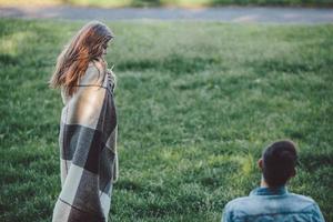 jong paar verpakt in plaid deken foto