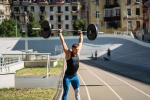 jong vent verhoogt de bar in de stadion, buitenshuis training foto