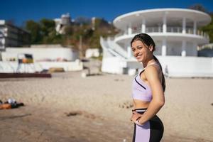 mooi vrouw in een openbaar strand na opleiding met sportief kijken foto