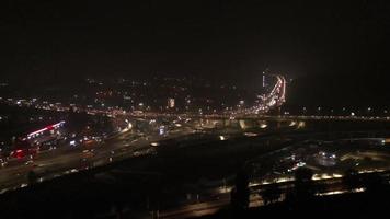 antenne visie van snelweg uitwisseling Bij nacht. foto