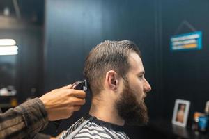 meester in kapperszaak maakt Mannen haar knippen met haar- tondeuse foto