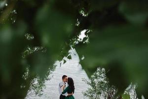 man en vrouw aan het meer foto