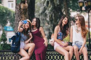 vier mooi jong meisjes maken selfie foto