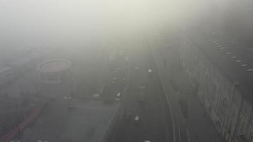 een stad gedekt in mist. stad verkeer, antenne visie foto