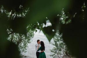 man en vrouw aan het meer foto