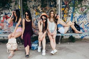 vijf mooi jong meisjes ontspannende foto
