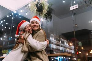 portret van gelukkig schattig jong vrienden knuffelen elk andere Bij café. foto