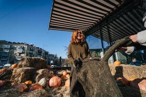 jong meisje in de hooi Aan de achtergrond van een stad straat foto