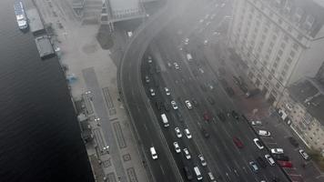 een stad gedekt in mist. stad verkeer, antenne visie foto